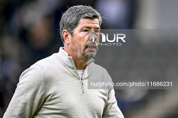 Heracles Almelo trainer Erwin van de Looi is present during the match between Heracles Almelo and Ajax at the Asito stadium for the Dutch Er...