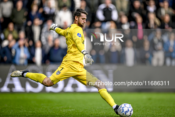 Heracles Almelo goalkeeper Fabian de Keijzer participates in the match between Heracles Almelo and Ajax at the Asito Stadium for the Dutch E...