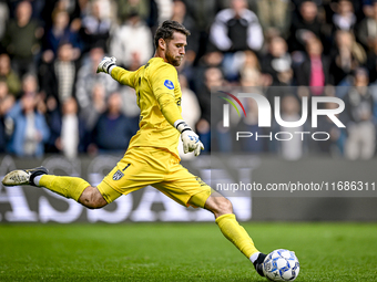 Heracles Almelo goalkeeper Fabian de Keijzer participates in the match between Heracles Almelo and Ajax at the Asito Stadium for the Dutch E...