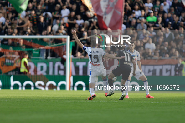 Gaetano Oristanio of Venezia competes against Marten De Roon of Atalanta during the Italian Serie A soccer championship match between Venezi...