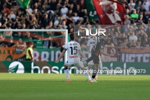 Gaetano Oristanio of Venezia competes against Marten De Roon of Atalanta during the Italian Serie A soccer championship match between Venezi...