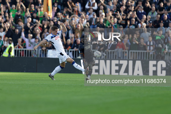 Alfred Duncan of Venezia plays against Mario Pasalic of Atalanta during the Italian Serie A soccer match between Venezia FC and Atalanta BC...