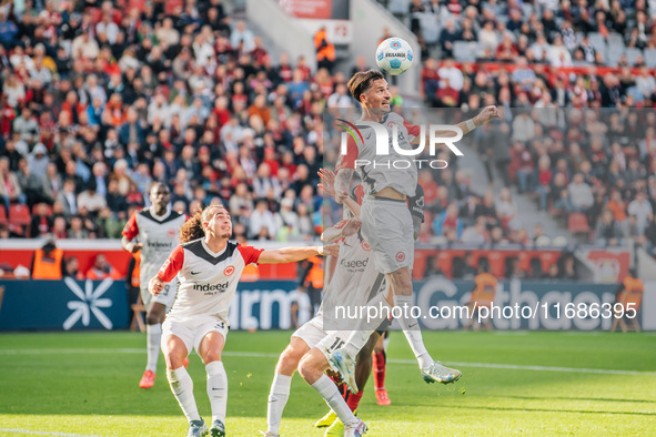 Robin Koch of Eintracht Frankfurt is in action during the Bundesliga match between Bayer 04 Leverkusen and Eintracht Frankfurt at BayArena i...