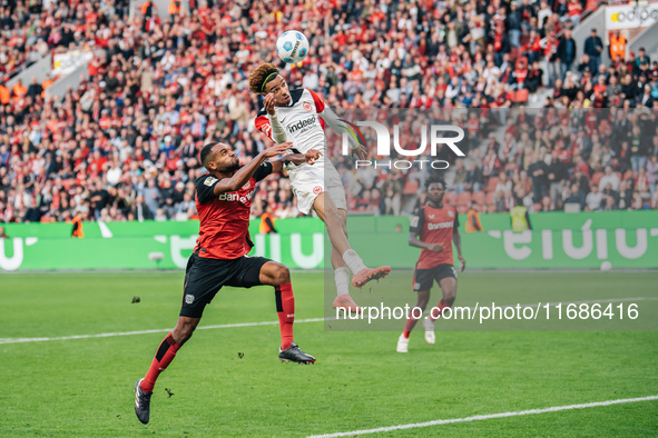 Hugo Ekitike of Eintracht Frankfurt plays against Jonathan Tah of Bayer 04 Leverkusen during the Bundesliga match between Bayer 04 Leverkuse...