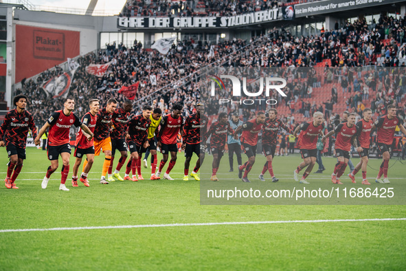 Players of Bayer 04 Leverkusen celebrate with fans after the Bundesliga match between Bayer 04 Leverkusen and Eintracht Frankfurt at BayAren...