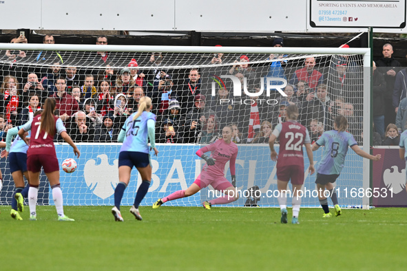 Mariona Caldentey (8 Arsenal) scores from the penalty spot to make it 0-1 during the Barclays FA Women's Super League match between West Ham...