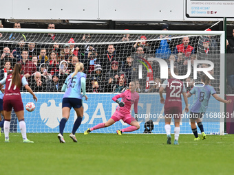 Mariona Caldentey (8 Arsenal) scores from the penalty spot to make it 0-1 during the Barclays FA Women's Super League match between West Ham...