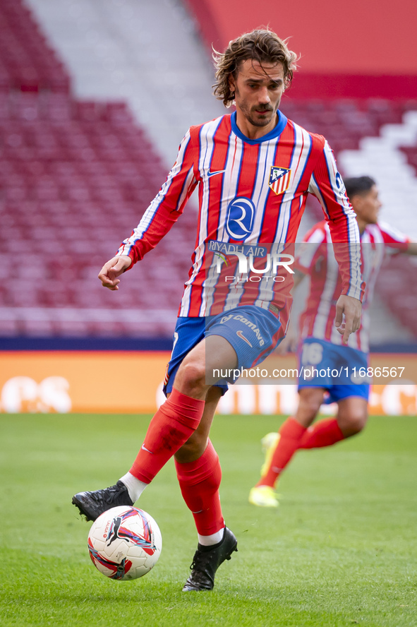 Antoine Griezmann of Atletico de Madrid is in action with the ball during the La Liga EA Sports 2024/25 football match between Atletico de M...