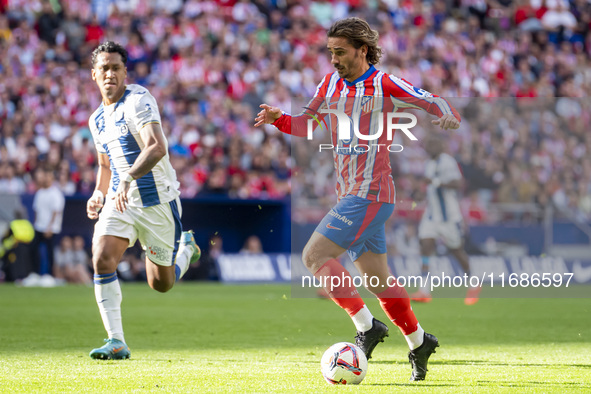 Antoine Griezmann of Atletico de Madrid (R) is in action with the ball during the La Liga EA Sports 2024/25 football match between Atletico...