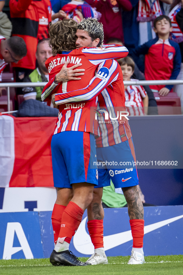 Antoine Griezmann of Atletico de Madrid (L) celebrates his goal by hugging Rodrigo De Paul of Atletico de Madrid (R) during the La Liga EA S...