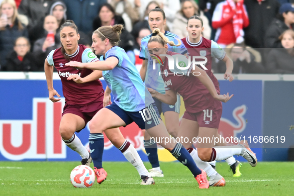 Kim Little (10 Arsenal) goes forward during the Barclays FA Women's Super League match between West Ham United and Arsenal at the Chigwell C...