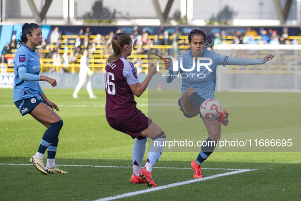 Mary Fowler #8 of Manchester City W.F.C. controls the ball during the Barclays FA Women's Super League match between Manchester City and Ast...