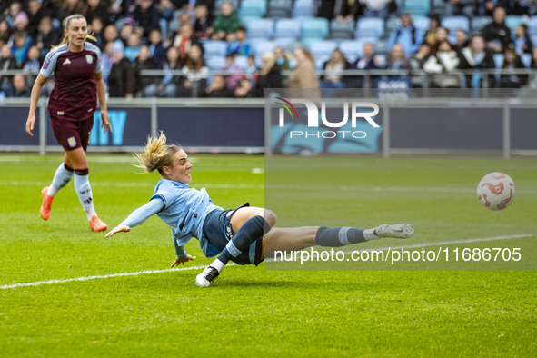 Jill Roord #10 of Manchester City W.F.C. stretches for the ball during the Barclays FA Women's Super League match between Manchester City an...