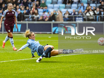 Jill Roord #10 of Manchester City W.F.C. stretches for the ball during the Barclays FA Women's Super League match between Manchester City an...