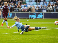 Jill Roord #10 of Manchester City W.F.C. stretches for the ball during the Barclays FA Women's Super League match between Manchester City an...