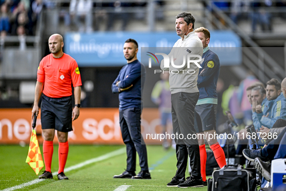 Heracles Almelo trainer Erwin van de Looi is present during the match between Heracles Almelo and Ajax at the Asito stadium for the Dutch Er...