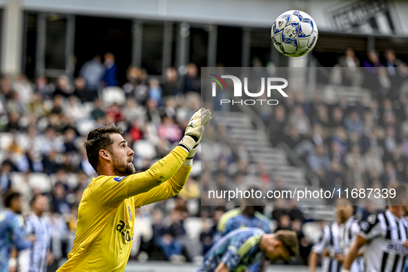 Heracles Almelo goalkeeper Fabian de Keijzer participates in the match between Heracles Almelo and Ajax at the Asito stadium for the Dutch E...