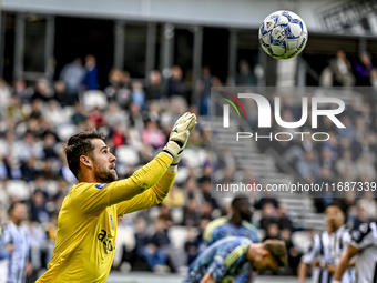 Heracles Almelo goalkeeper Fabian de Keijzer participates in the match between Heracles Almelo and Ajax at the Asito stadium for the Dutch E...