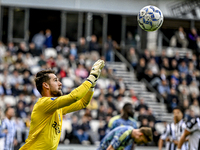 Heracles Almelo goalkeeper Fabian de Keijzer participates in the match between Heracles Almelo and Ajax at the Asito stadium for the Dutch E...