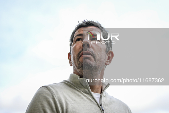 Heracles Almelo trainer Erwin van de Looi is present during the match between Heracles Almelo and Ajax at the Asito stadium for the Dutch Er...