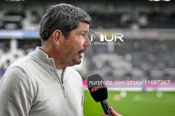 Heracles Almelo trainer Erwin van de Looi is present during the match between Heracles Almelo and Ajax at the Asito stadium for the Dutch Er...