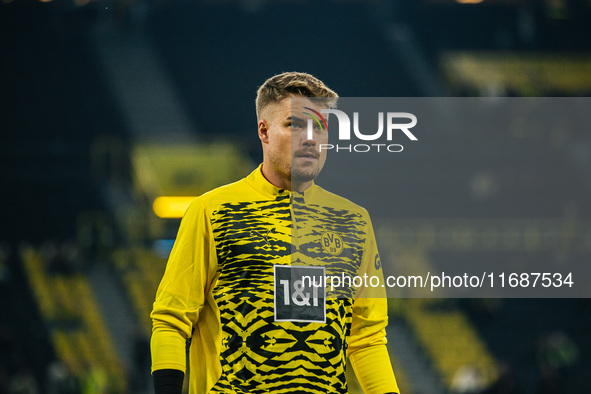 Alexander Meyer of Borussia Dortmund looks on before the Bundesliga match between Borussia Dortmund and FC St. Pauli 1910 at Signal Iduna Pa...