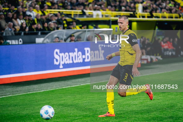 Waldemar Anton of Borussia Dortmund plays the ball during the Bundesliga match between Borussia Dortmund and FC St. Pauli 1910 at Signal Idu...