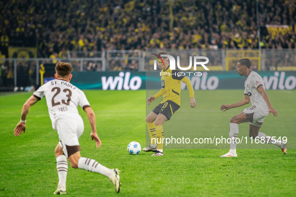 Pascal Gross of Borussia Dortmund plays the ball during the Bundesliga match between Borussia Dortmund and FC St. Pauli 1910 at Signal Iduna...