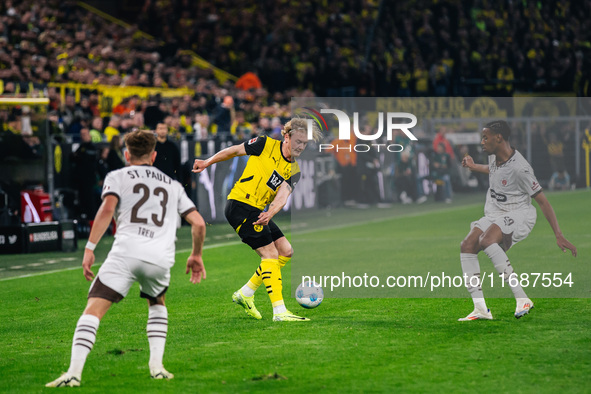 Julian Brandt of Borussia Dortmund plays the ball during the Bundesliga match between Borussia Dortmund and FC St. Pauli 1910 at Signal Idun...