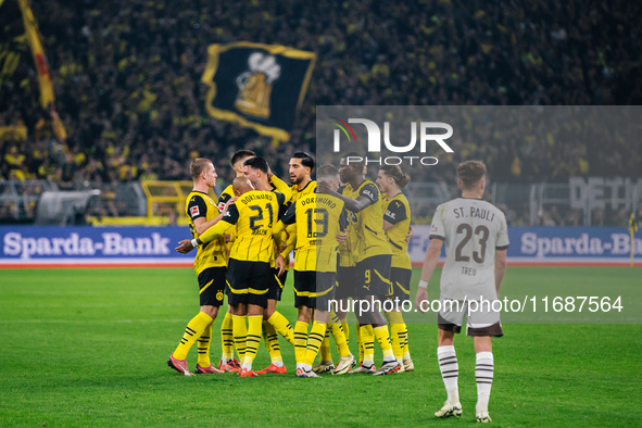 Players of Borussia Dortmund celebrate after scoring the first goal during the Bundesliga match between Borussia Dortmund and FC St. Pauli 1...