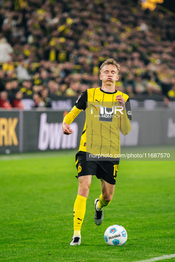 Maximilian Beier of Borussia Dortmund reacts during the Bundesliga match between Borussia Dortmund and FC St. Pauli 1910 at Signal Iduna Par...