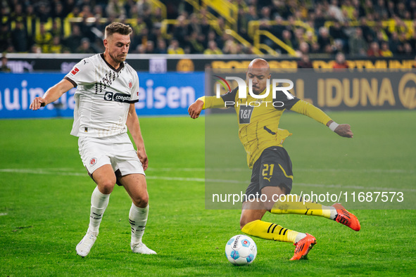 Donyell Malen of Borussia Dortmund plays the ball during the Bundesliga match between Borussia Dortmund and FC St. Pauli 1910 at Signal Idun...