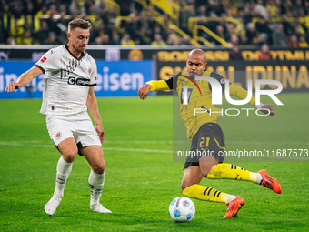 Donyell Malen of Borussia Dortmund plays the ball during the Bundesliga match between Borussia Dortmund and FC St. Pauli 1910 at Signal Idun...