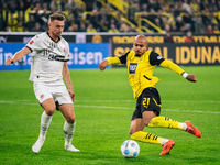 Donyell Malen of Borussia Dortmund plays the ball during the Bundesliga match between Borussia Dortmund and FC St. Pauli 1910 at Signal Idun...