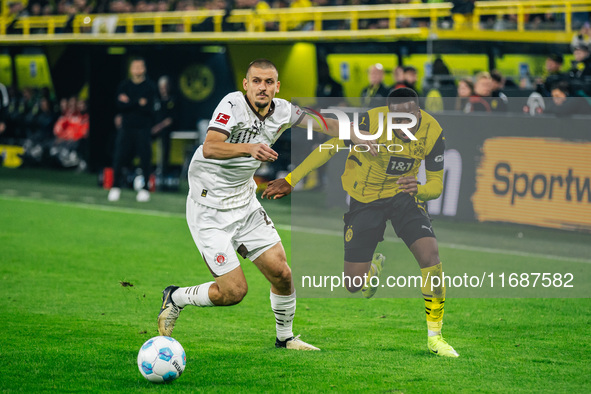 Jamie Bynoe-Gittens of Borussia Dortmund fights for the ball during the Bundesliga match between Borussia Dortmund and FC St. Pauli 1910 at...