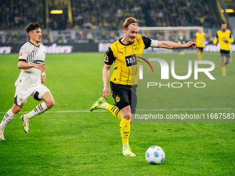 Julian Brandt of Borussia Dortmund plays the ball during the Bundesliga match between Borussia Dortmund and FC St. Pauli 1910 at Signal Idun...