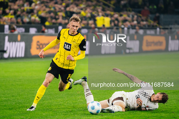 Maximilian Beier of Borussia Dortmund fights for the ball during the Bundesliga match between Borussia Dortmund and FC St. Pauli 1910 at Sig...