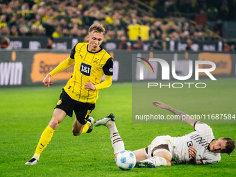 Maximilian Beier of Borussia Dortmund fights for the ball during the Bundesliga match between Borussia Dortmund and FC St. Pauli 1910 at Sig...