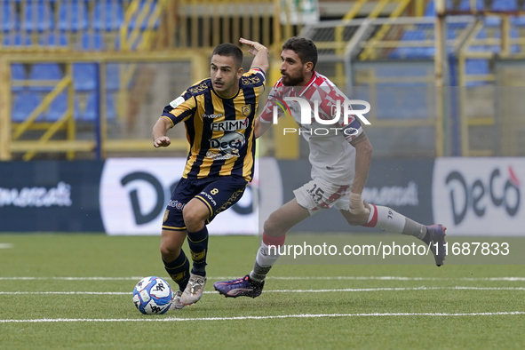 Davide Buglio of SS Juve Stabia competes for the ball with Matteo Bianchetti of US Cremonese during the Serie B match between SS Juve Stabia...