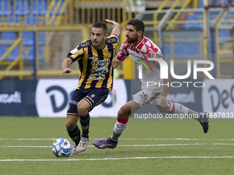 Davide Buglio of SS Juve Stabia competes for the ball with Matteo Bianchetti of US Cremonese during the Serie B match between SS Juve Stabia...