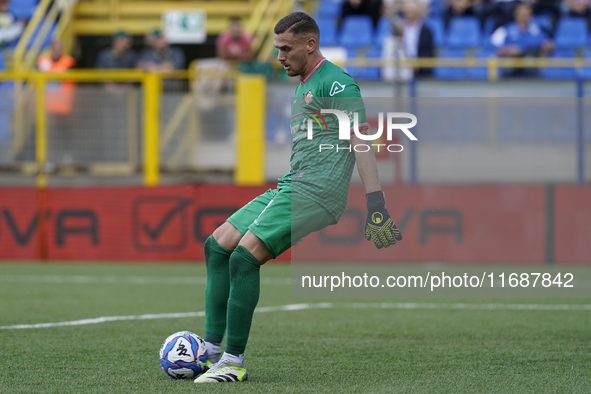 Andrea Fulignati of Cremonese during the Serie B match between SS Juve Stabia and Cremonese at Stadio Romeo Menti Castellammare Di Stabia It...