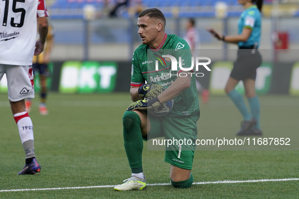 Andrea Fulignati of Cremonese during the Serie B match between SS Juve Stabia and Cremonese at Stadio Romeo Menti Castellammare Di Stabia It...