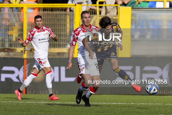 Niccolo Fortini of SS Juve Stabia competes for the ball with Valentin Antov of US Cremonese during the Serie B match between SS Juve Stabia...