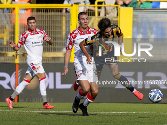 Niccolo Fortini of SS Juve Stabia competes for the ball with Valentin Antov of US Cremonese during the Serie B match between SS Juve Stabia...