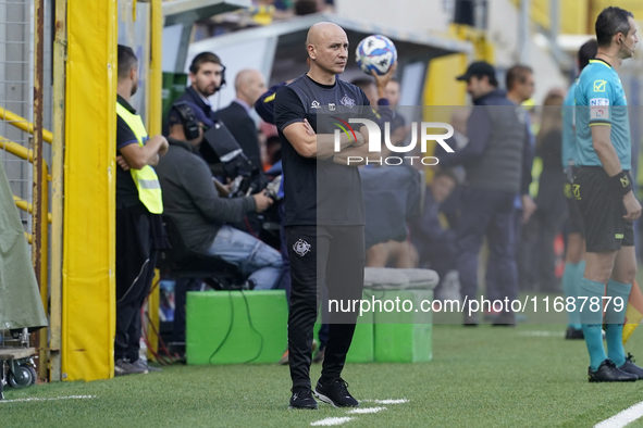 Eugenio Corini Head Coach of Cremonese during the Serie B match between SS Juve Stabia and Cremonese at Stadio Romeo Menti Castellammare Di...