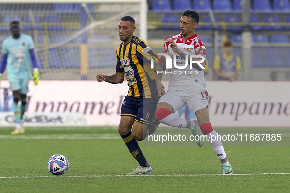 Kevin Piscopo of SS Juve Stabia competes for the ball with Michele Collocolo of Cremonese during the Serie B match between SS Juve Stabia an...