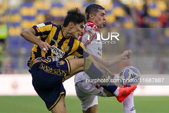 Niccolo Fortini of SS Juve Stabia competes for the ball with Luca Zanimacchia of Cremonese during the Serie B match between SS Juve Stabia a...