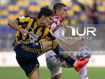 Niccolo Fortini of SS Juve Stabia competes for the ball with Luca Zanimacchia of Cremonese during the Serie B match between SS Juve Stabia a...