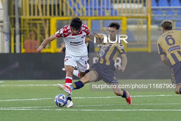 Tommaso Barbieri of Cremonese competes for the ball with Christian Pierobon of SS Juve Stabia during the Serie B match between SS Juve Stabi...