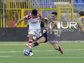 Tommaso Barbieri of Cremonese competes for the ball with Christian Pierobon of SS Juve Stabia during the Serie B match between SS Juve Stabi...